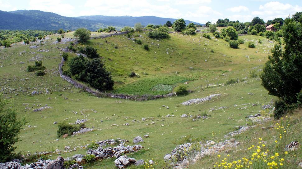 Krátery - údolia využívajú Janjanci na pestovanie zeleniny