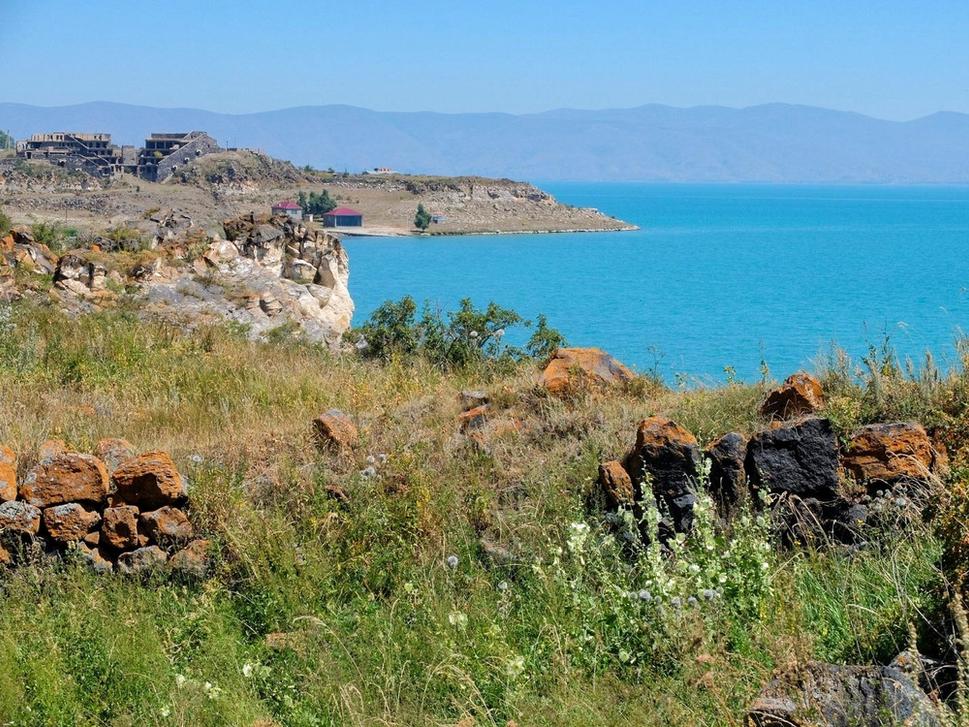 V popredí vidíme ruiny, ktoré zostali z kobiek mníchov pôsobiacich v kláštore Hayravank.