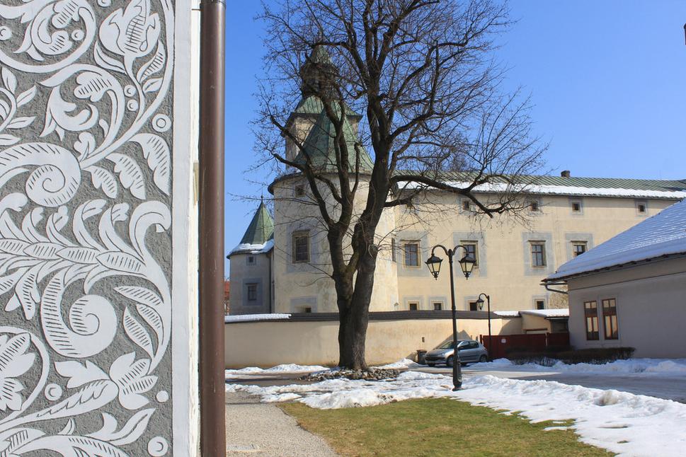 Bytčiansky kaštieľ a okraj fasády so sgrafitmi obnoveného Sobášneho kaštieľa