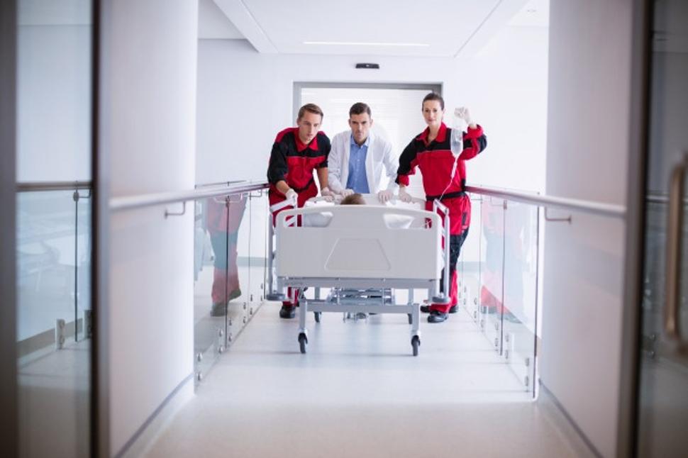 Všetci pacienti so zápalovým syndrómom sú obvykle hospitalizovaní, časť detí potrebuje aj intenzívnu starostlivosť.