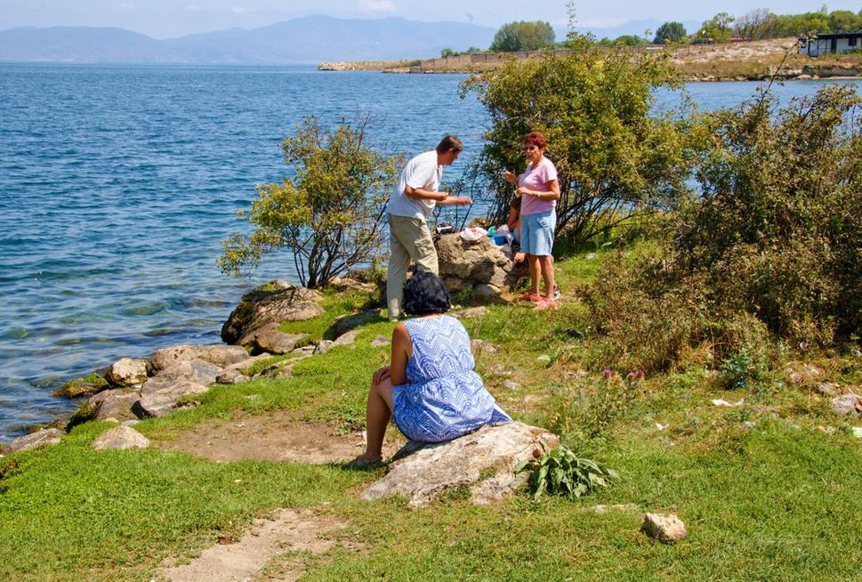 Prišla vhodná chvíľka ochutnať pstruhy kúpené pri ceste, najlepšie priamo na brehu jazera, v ktorom možno ešte nedávno plávali. Nemyslím si, že všetky pstruhy ktoré sa predávajú v okolí jazera, pochádzajú z umelého chovu.