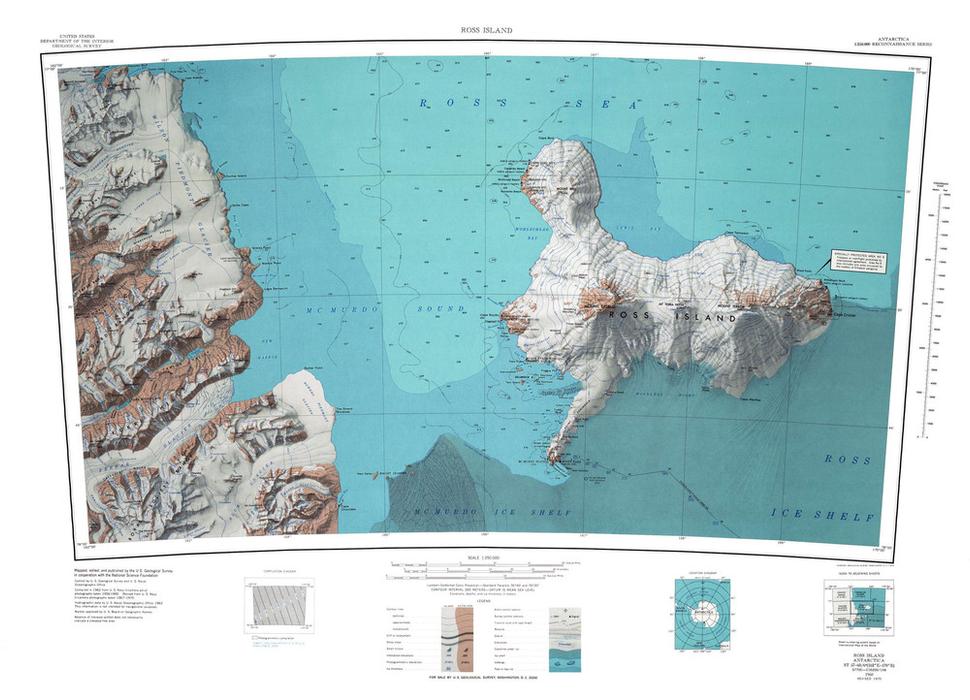 Poloha ostrova Ross Island v zálive McMurdo Sound pri Veľkej ľadovej bariére a antarktickej pevnine. Šedomodrá časť predstavuje Veľkú ľadovú bariéru/Rossov ľadový šelf. Kliknutím na obrázok je možné mapu zväčšiť.