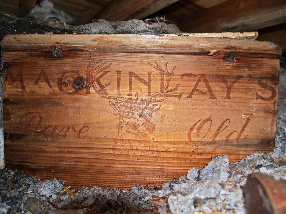 Originál bedničky so zmrazenou whisky zo základne Expedície Nimrod na Cape Royds.