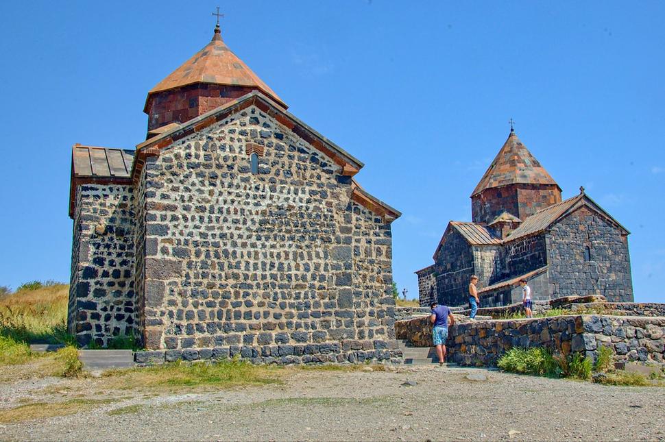 Chrám Sv. Matky Božej (Surb Astvacacin) v popredí a za ním chrám Sv. Apoštolov (Surb Arakeloc) v kláštore Sevanavank.