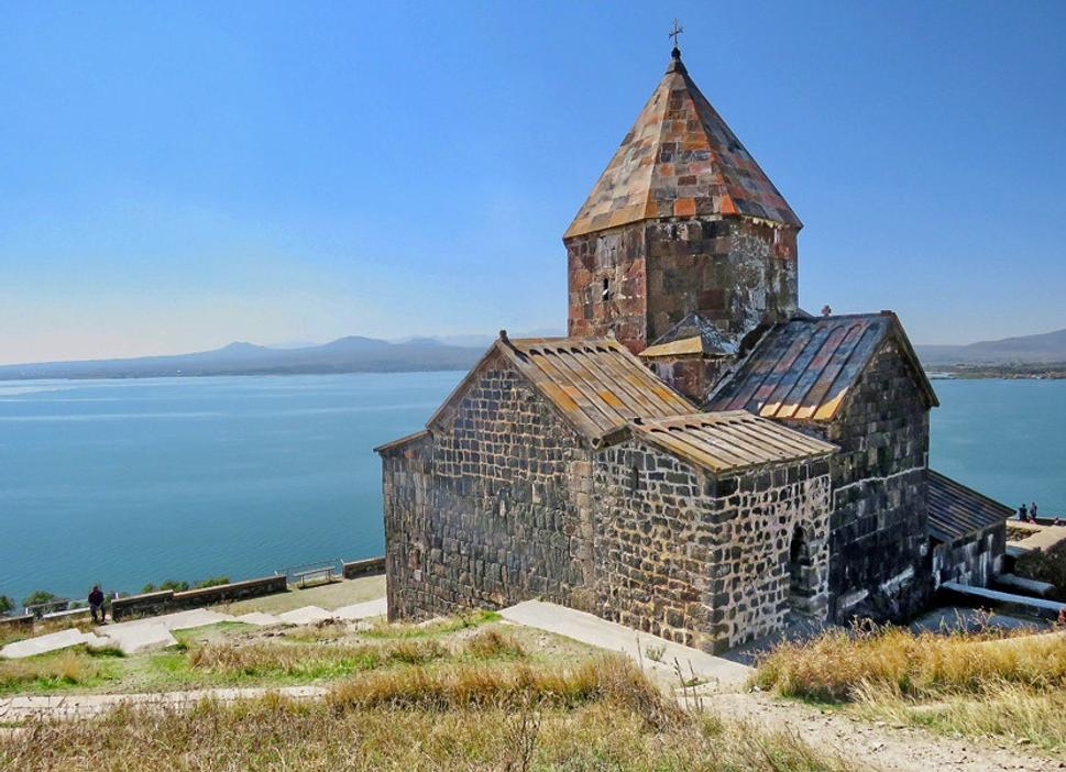 Chrám Sv. Apoštolov v kláštore Sevanavank.