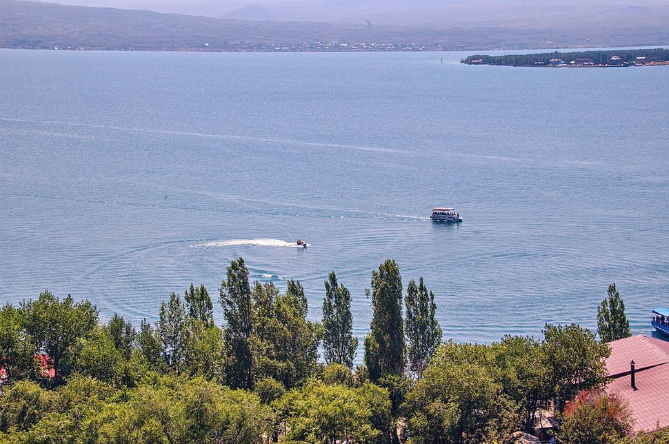 Veľkou devízou kláštorného komplexu Sevanavank je jeho neprekonateľná poloha, všade dookola sa rozprestierajú vody jazera Sevan, hrajúce všetkými farbami modrej.