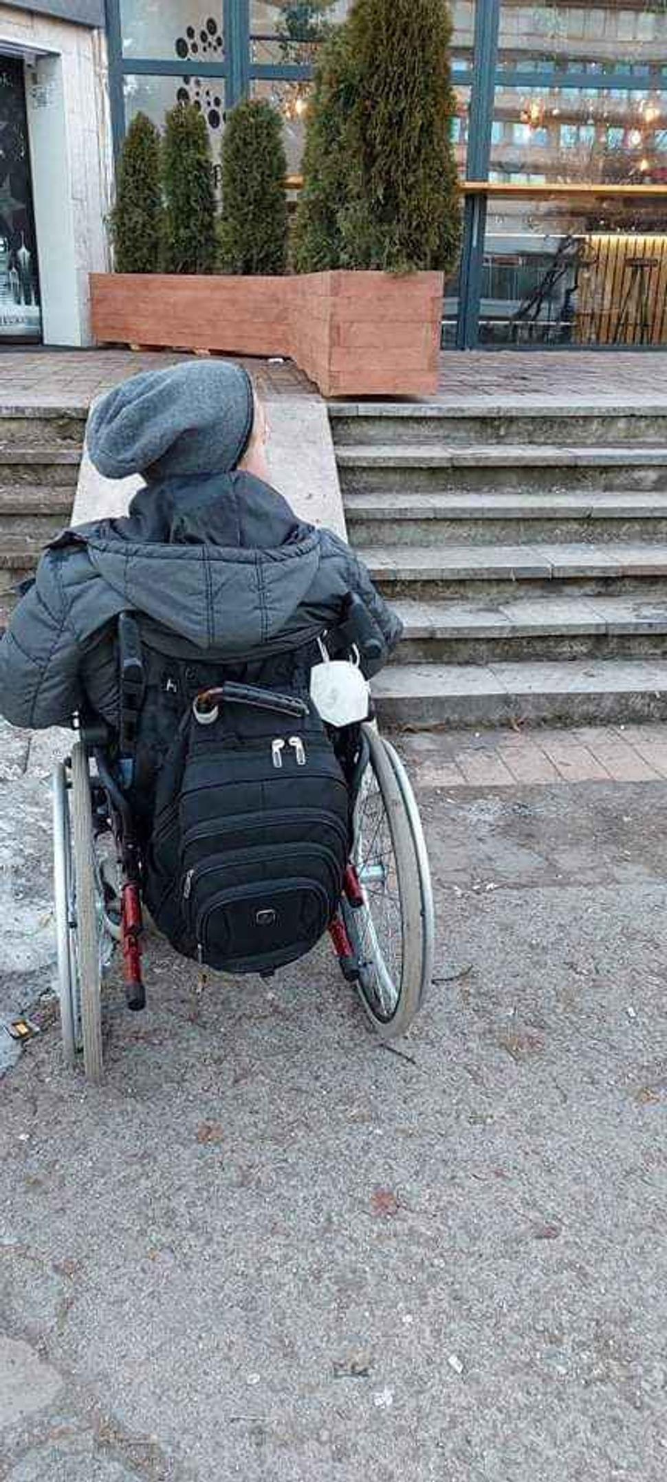 nájazdová rampa smerujúca do kvetináča