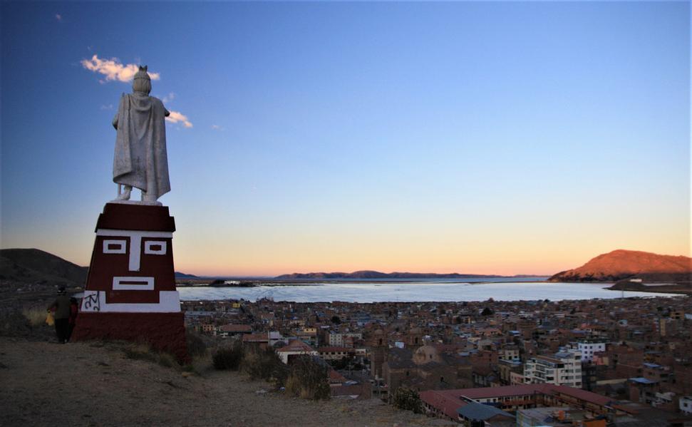 Manco Capac vzhliada k jazeru Titicaca, odkiaľ sa vybral hľadať miesto vhodné pre život svojho kmeňa, Pod sohou mesto Puno - východzí bod k jazeru Titicaca