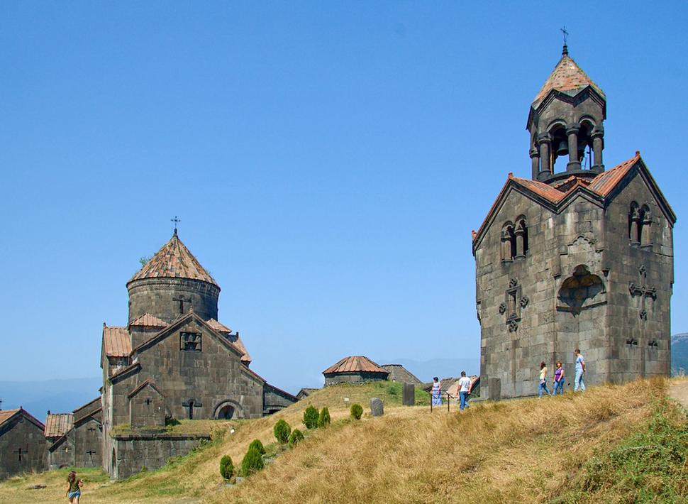 Trojposchodová zvonica so sedembokou rotundou v kláštore Haghpat.