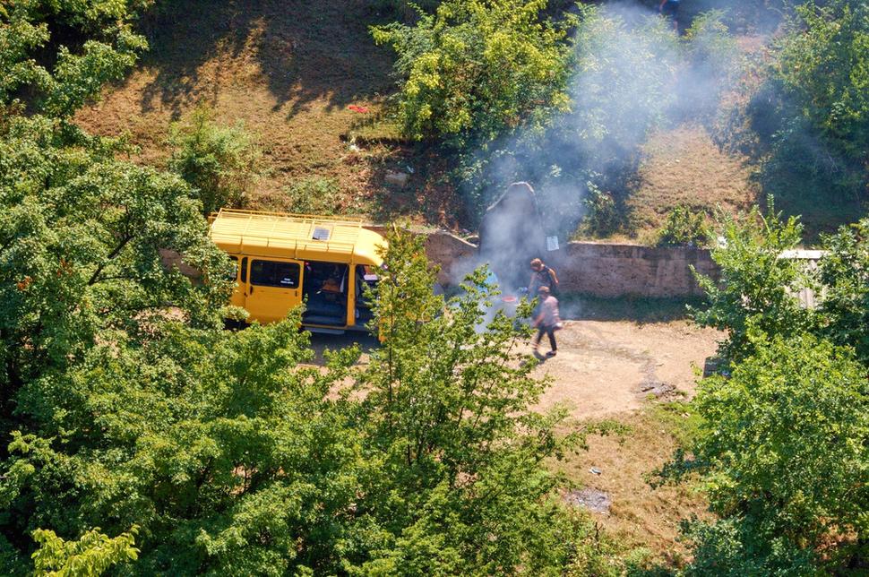 Autobus priviezol turistickú skupinu.