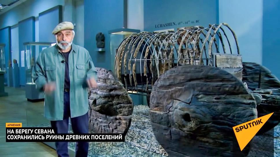 Z videa sa dozviete aj o starých osídleniach a historických artefaktoch, nájdených na brehu jazera. Napríklad nájdený najstarší voz ťahaný záprahom s drevenými kolesami (drabiňák) je datovaný do obdobia 1500 rokov pred n.l.