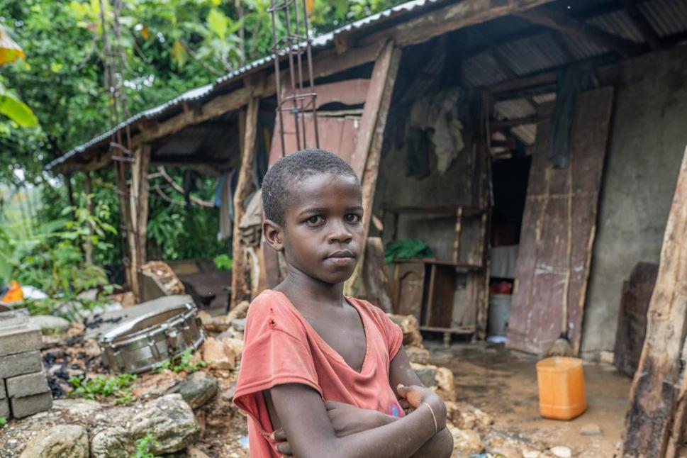 Chlapec stojí pred svojim domom zničeným zemetrasením v auguste 2021, Haiti.