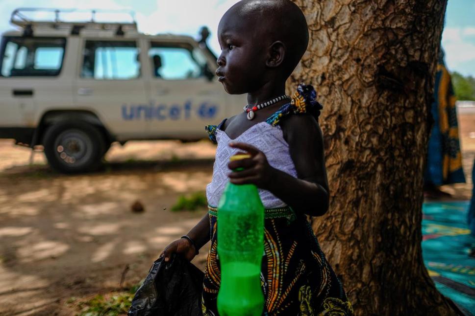 Dievčatko stojí na kraji cesty pri vozidle UNICEF v Jube, Južný Sudán.