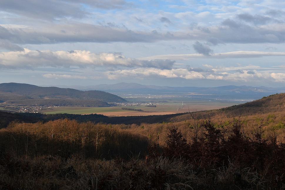 výhľad na neďaleké dedinky a mesto