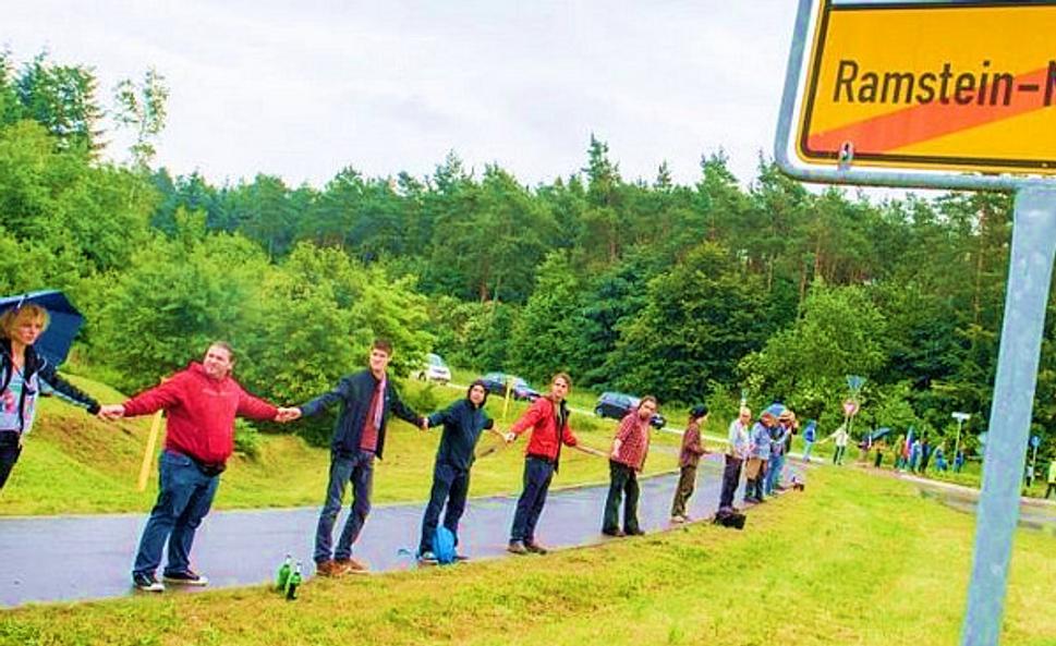 Mieroví aktivisti vytvorili ľudskú reťaz na ulici vedúcej k americkej leteckej základni počas kampane „Stopp-Ramstein“ v Ramsteine, v sobotu 11. júna 2016