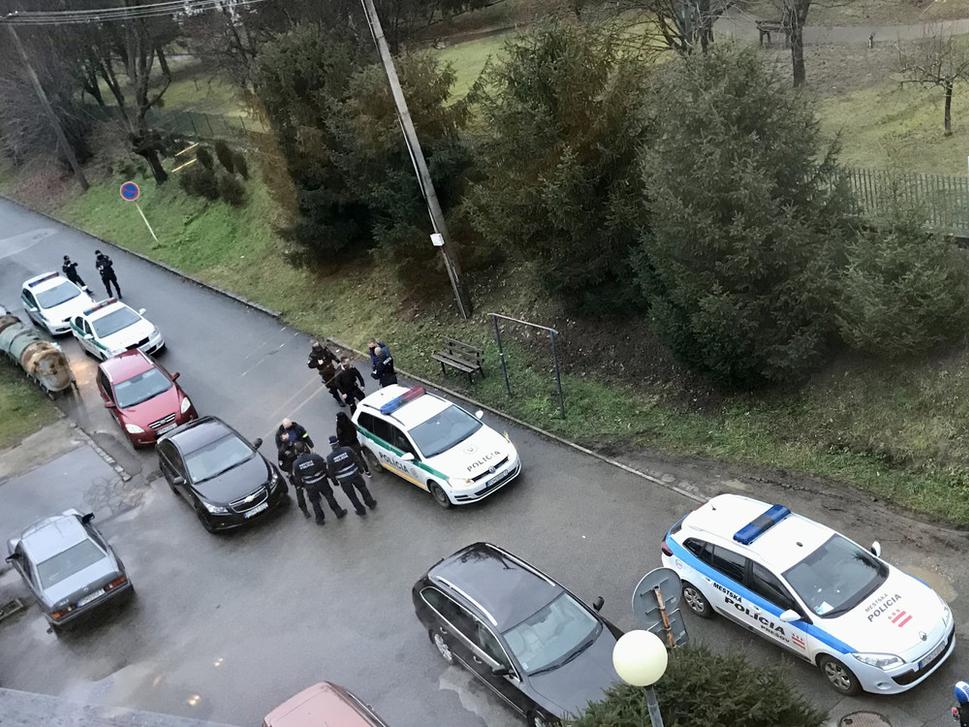 Ilustračná fotka nášho trepača z okna. Čo riešili policajti, netuším.