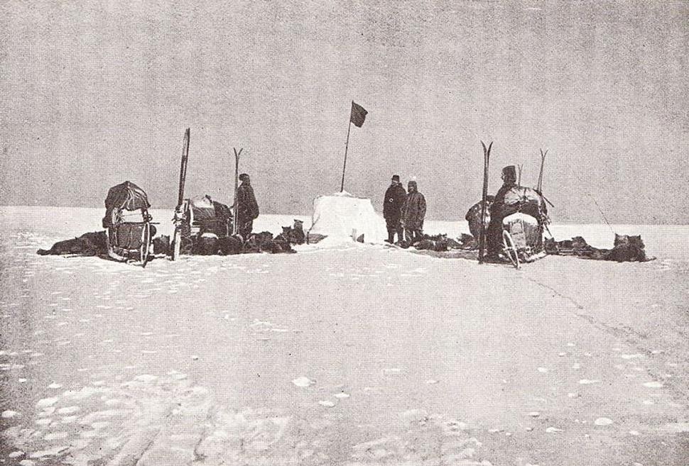 Amundsen so svojím tímom na ceste k pólu zakladá značku