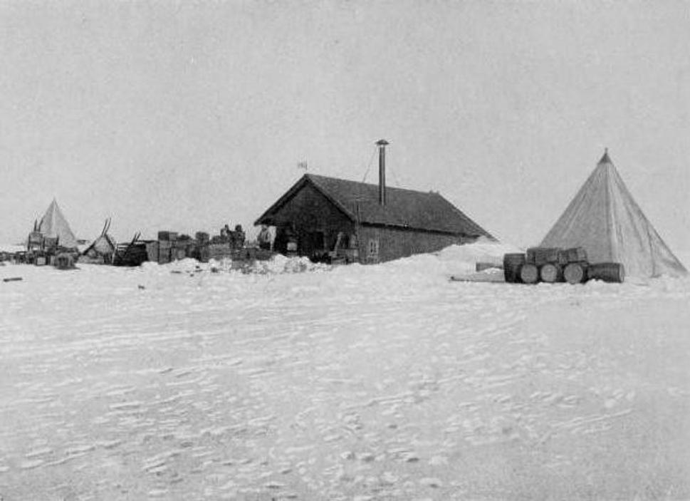Základňa Amundsenovej expedície Framheim ns Rossovom ľadovom šelfe v Zátoke veľrýb, február 1911.