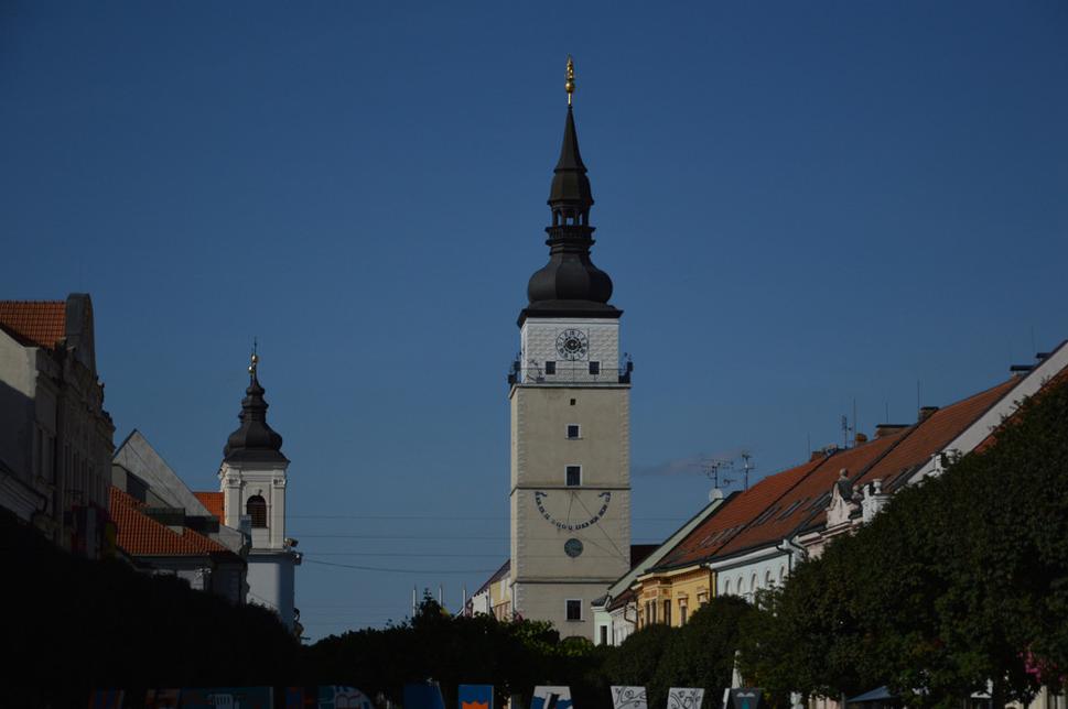 Pohľad na Mestskú vežu z Hlavnej ulice.