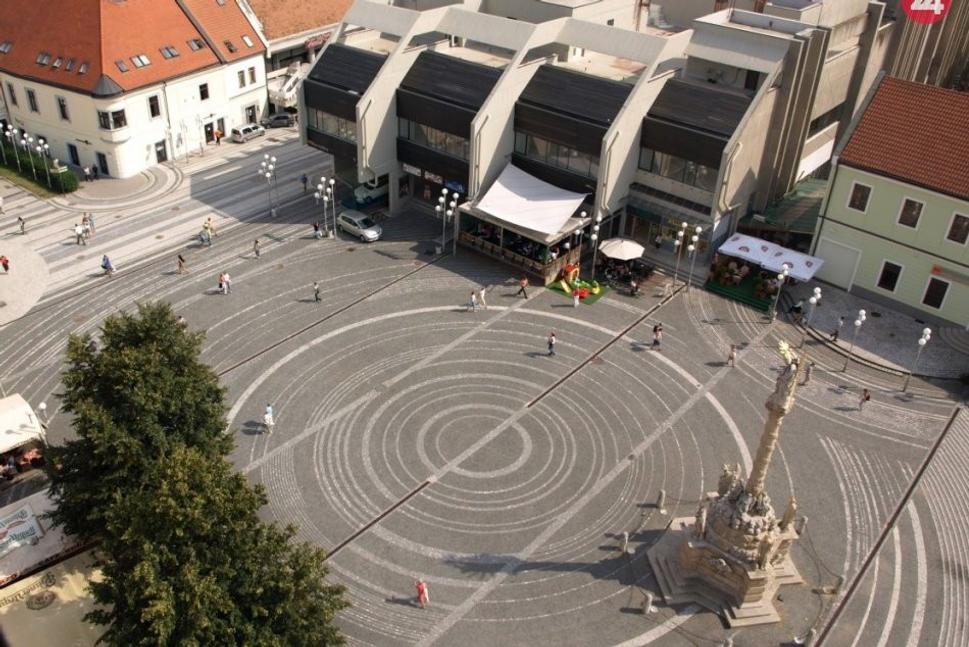Pohľad na Trojičné námestie so Súsoším Najsvätejšej Trojice.