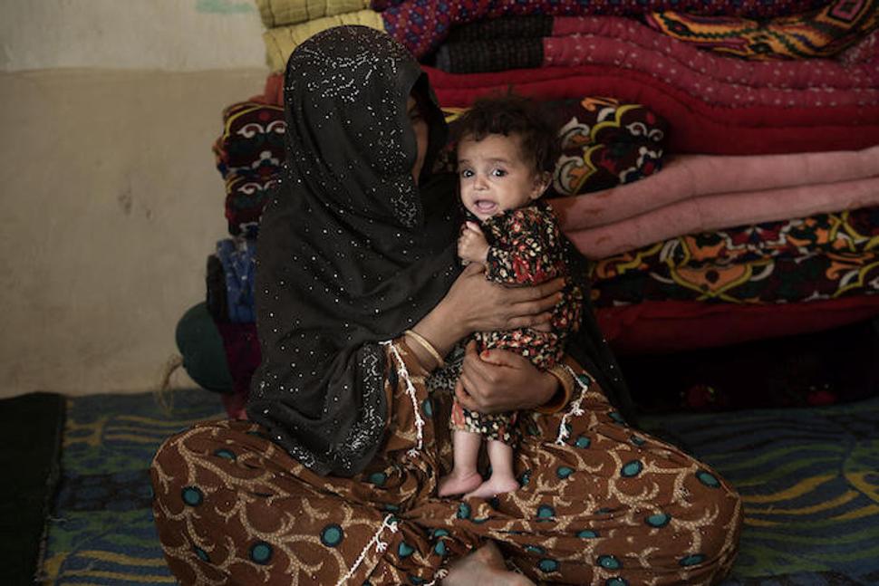 8-mesačná Shukuriya z Kandaháru trpí akútnou podvýživou. Mobilný zdravotný tím podporovaný UNICEFom jej mame poskytol vrecúška s výživnou terapeutickou arašidovou pastou, ktorá jej pomôže prekonať najťažšie obdobie.