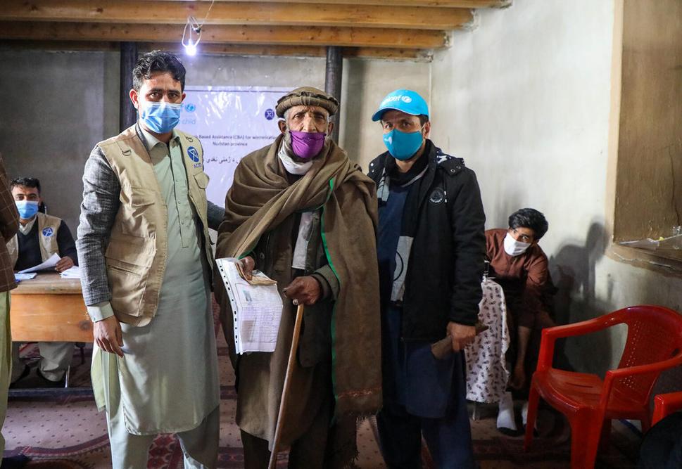 Mohammad Karim, 65, je farmár z Nuristanu, východnej provincie Afganistanu.. Od UNICEFu obdržal sumu zodpovedajúcu cca 150 EUR, aby tak mohol zabezpečiť tie najnevyhnutnejšie potreby pre svoju rodinu počas dlhej zimy.