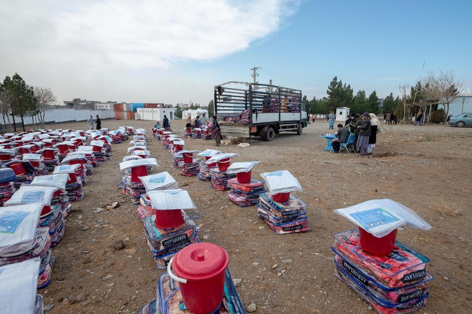 UNICEF distribuuje v rôznych provinciách Afganistanu teplé prikrývky a zimné oblečenie, aby tak pomohol prečkať tuhú zimu tým najzraniteľnejším - rodinám s tehotnými a dojčiacimi ženami, rodinám s postihnutými deťmi, osamelým matkám a ďalším, ktorí pomoc potrebujú.