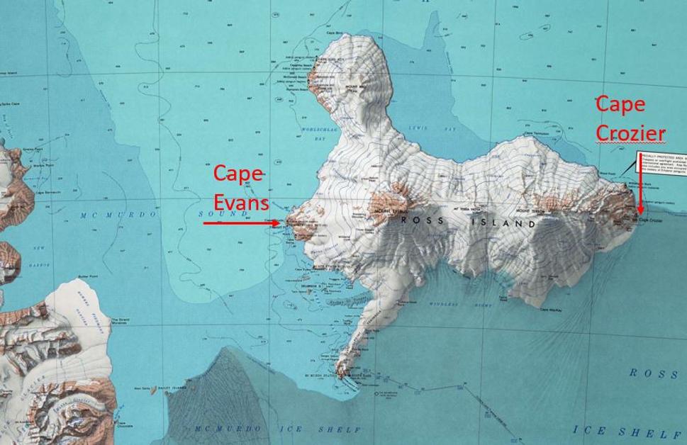 Umiestnenie Scottovej základne na ostrove Ross Island. Pôvodne plánované miesto Cape Crozier museli pre nadmerné zaľadnenie pobrežia vymeniť za Cape Evans.