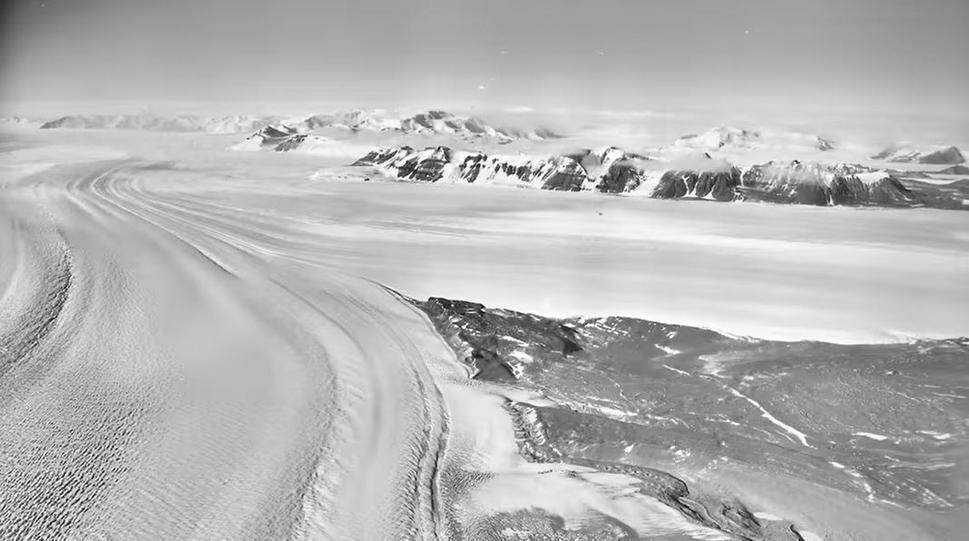 Ľadovec Beardmore objavil Ernest Shackleton v roku 1908. Je to jeden z najdlhších ľadovcov na svete, jeho dĺžka presahuje 240 km.