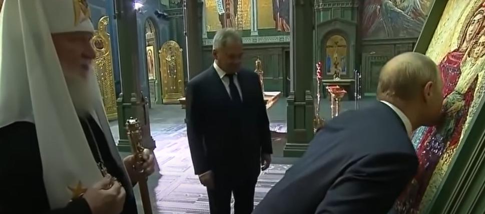 Nielen naši komunisti sa modlia aj Putin bozkáva sväté veci na príklad kapitána Danka