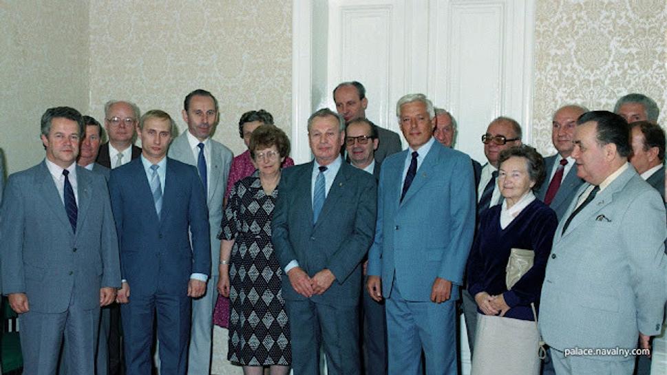Drážďanská smotánka Putin tu plnil úlohu agenta KGB a spolupracoval so Stasi nemeckou tajnou službou niečo obdobné ako u nás ŠtB. Oslavovali spolu výročia Lenina a iné sviatky VOSR atď. Ikonostas tento súdruh začal bozkávať neskôr.