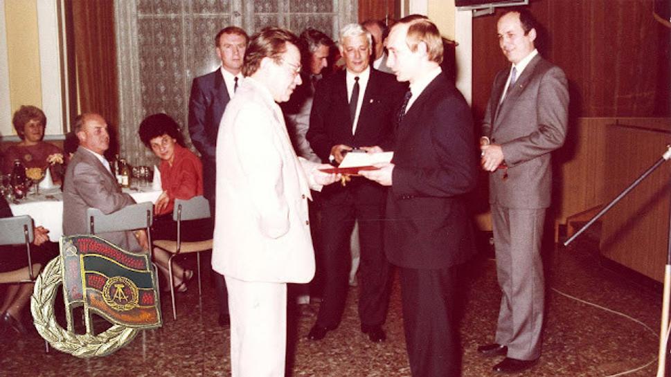 Putin dostal vyznamenanie 1987