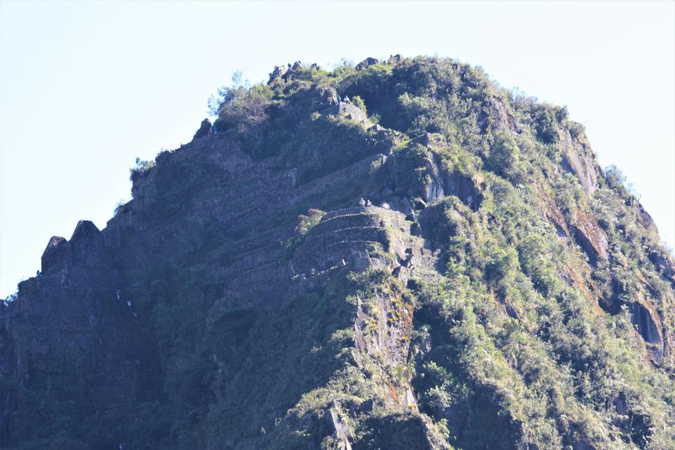 aj tu na vrchole Hyuna Picchu sú vybudované terasy a domy