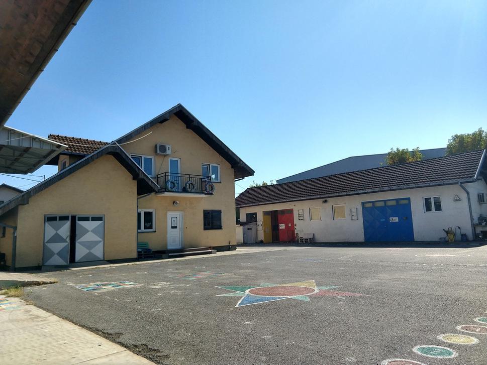 Komunitné centrum je upravené pre potreby detí. Vonku majú za pekného počasia priestor na hry a vo vnútri majú kvantá spoločenských hier, biliard a ping-pong.