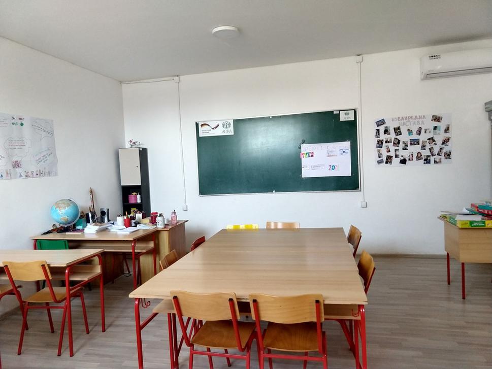 Aj napriek neformálnemu charakteru vzdelávania v centre, formálny dizajn triedy je zachovaný. Lavice sa presúvajú v závislosti od druhu vykonávaných aktivít.