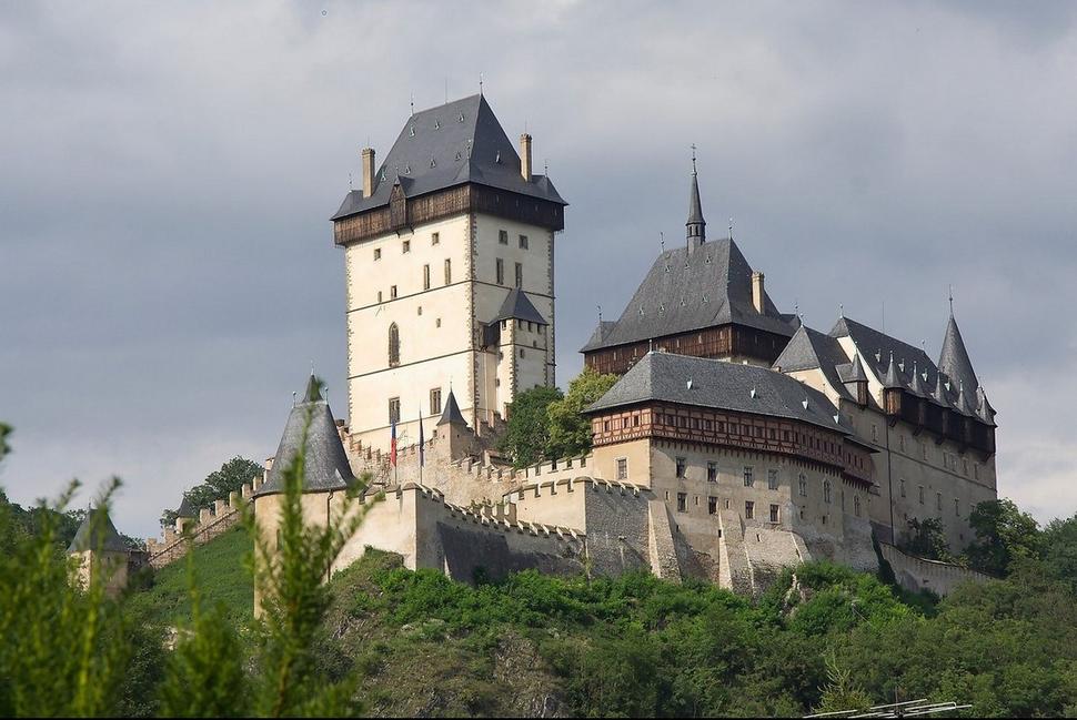 Slávny český hrad Karlštejn dal v rokoch 1348-57 vybudovať Karol IV. O jeho svetovú slávu sa postaral aj podvodník Harry Jelínek z Vlašimi.