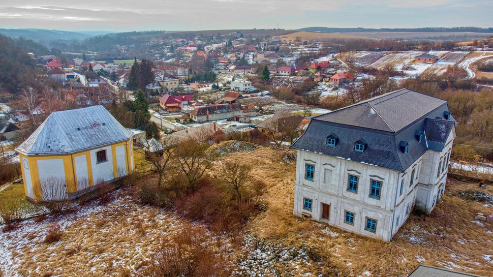 Dominantami Brhloviec sú kaštieľ a kostol z 18. storočia, pozerajú na svet z návršia nad obcou. Sú dejiskom príbehu o hľadaní zlata.