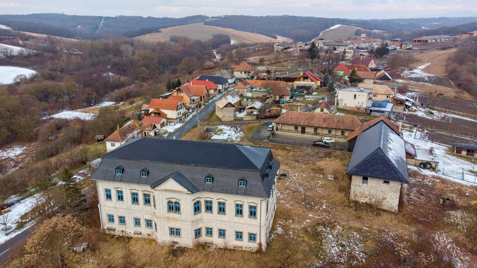 Kaštieľ v Brhlovciach a časť bývalých Horných Brhloviec.