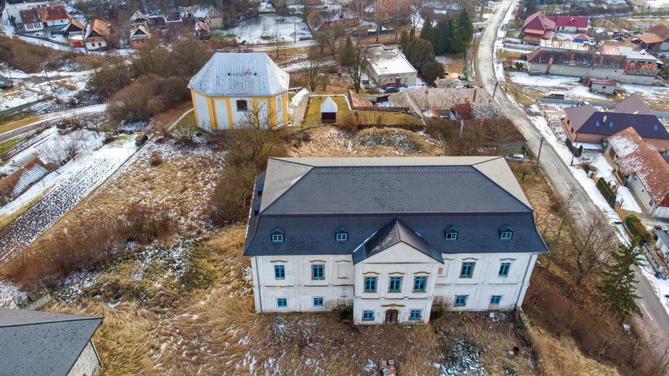 Kaštieľ a katolícky kostol Sedembolestnej Panny Márie v Brhlovciach.