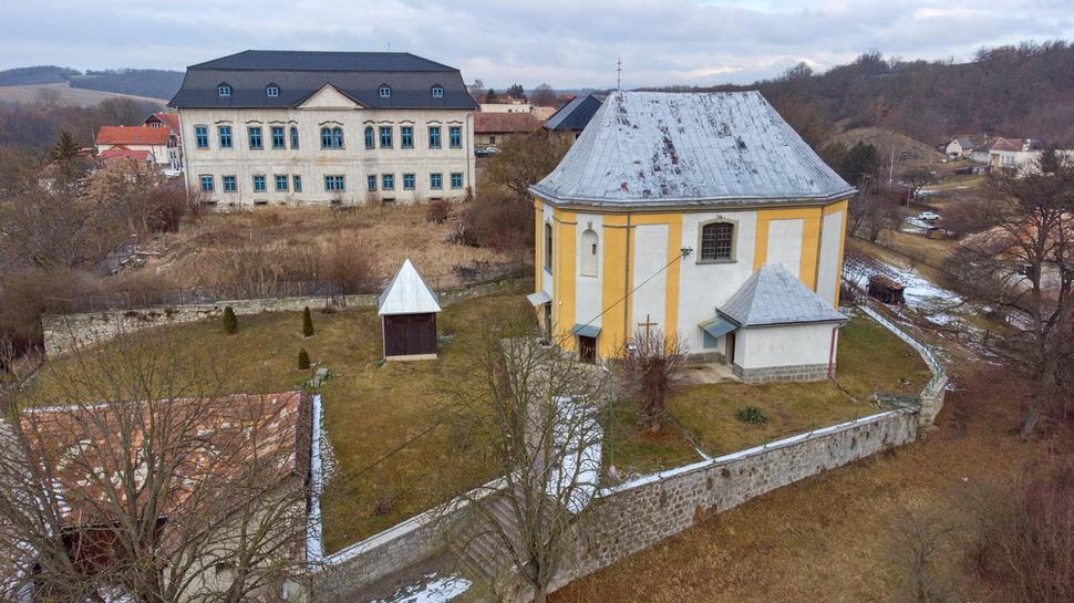 Kostol Sedembolestnej Panny Márie bol postavený v 60. rokoch 18. storočia a spočiatku slúžil ako kaplnka majiteľom kaštieľa, Körmendyovcom.