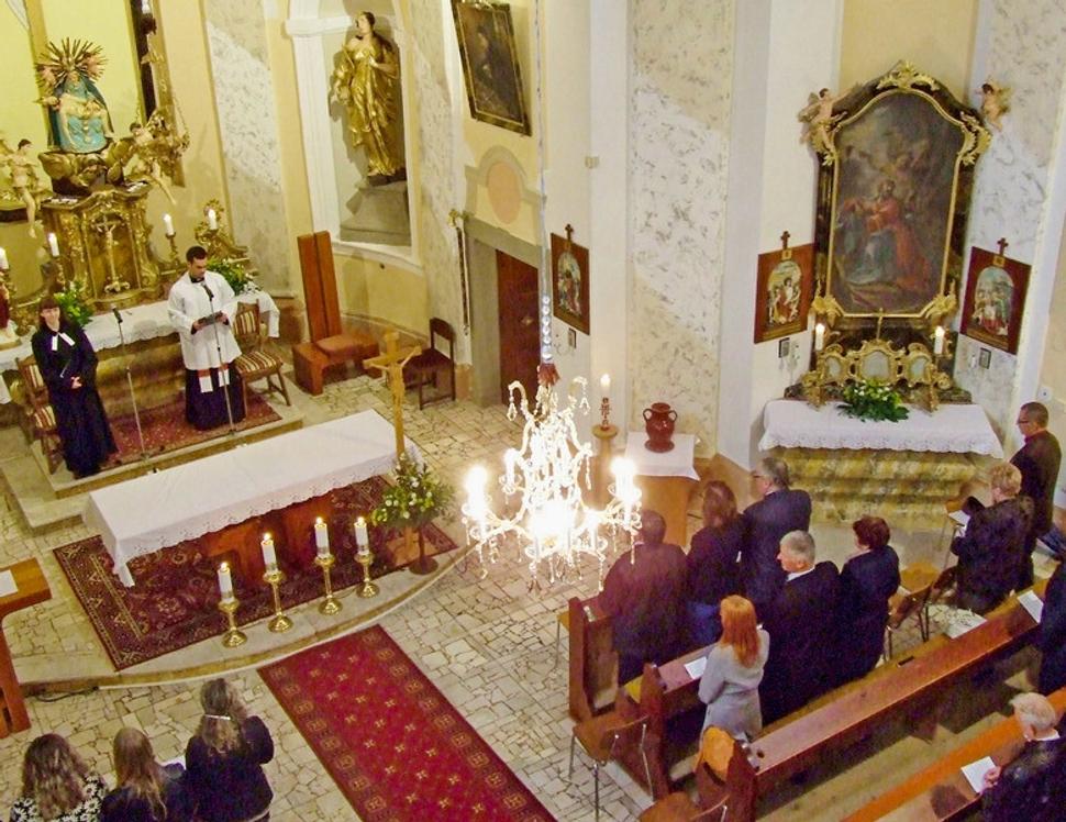 Ekumenická bohoslužba v kostole v roku 2014 počas stretnutia rodákov obce.