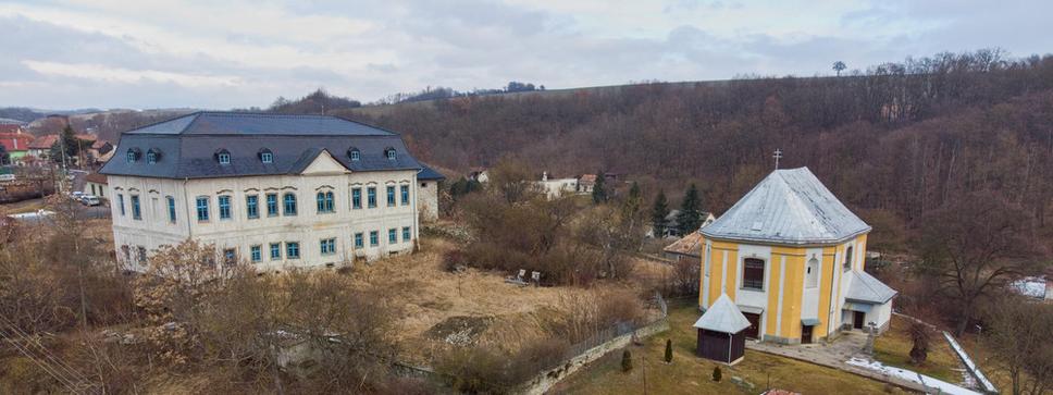 Kaštieľ, kostol a priestor medzi nimi boli dejiskom udalosti, ktorá vstúpila do dejín Horných Brhloviec ako „Hľadanie zlata“.