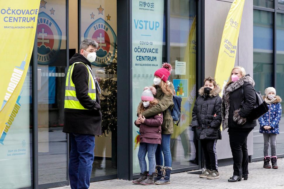 Asi najväčšie očkovacie centrum pre deti je vo Veľkokapacitnom očkovacom centre v Národnom futbalovom štadióne v Bratislave. Očkuje sa však aj v detských ambulanciách.