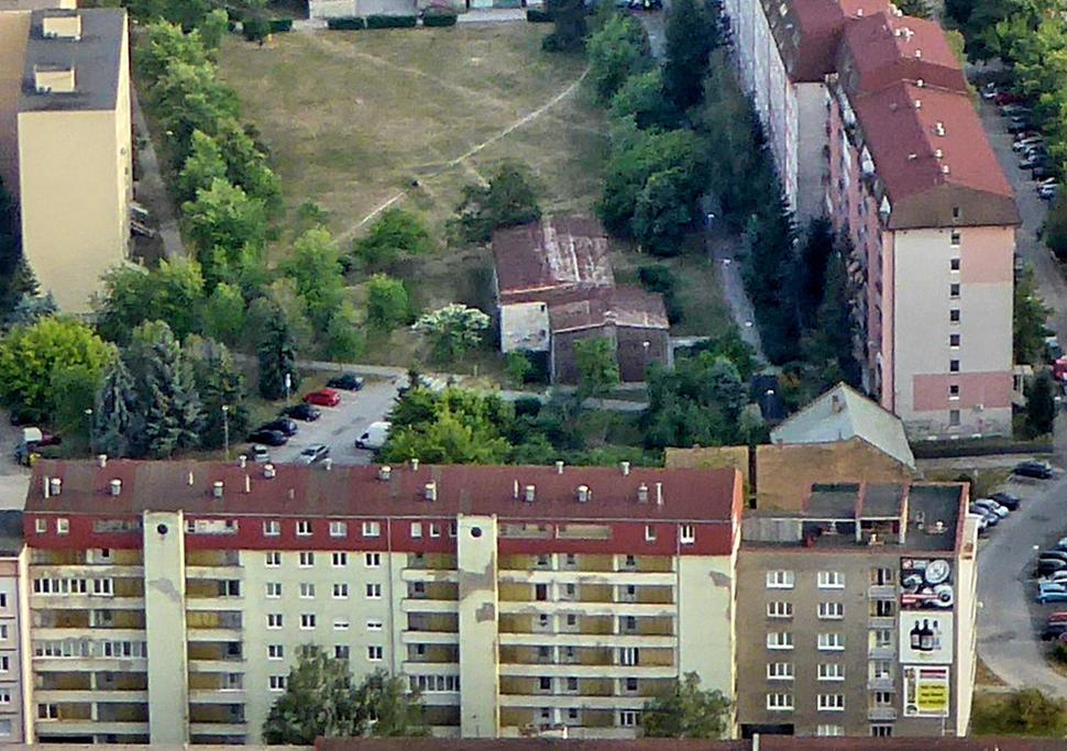 1.Panoráma: V pozadí chátrajúci dom