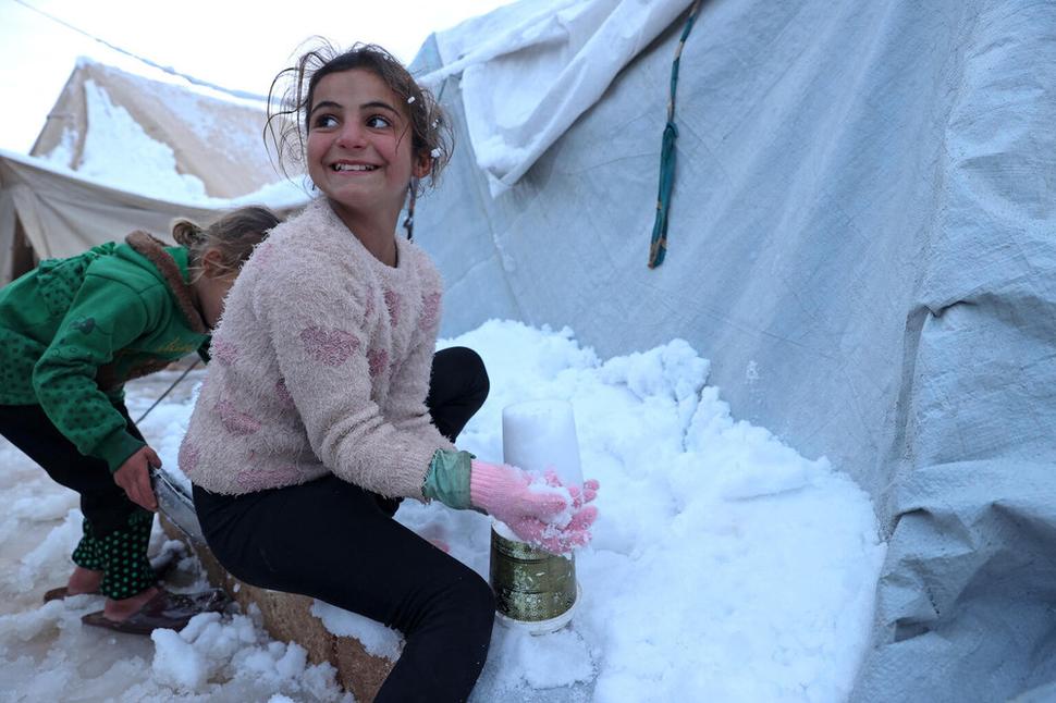 Január 2022: Deti hrajúce sa v snehu v tábore pre vnútorne vysídlené osoby blízko mesta Afrin v provincii Aleppo kontrolovanej vzbúrencami