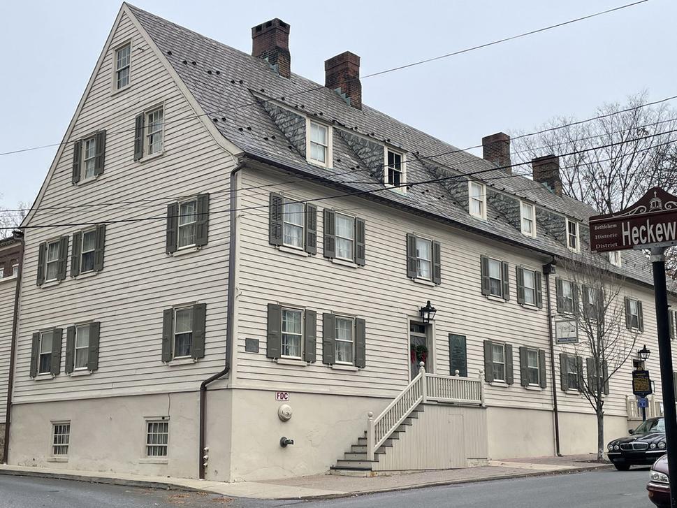 Gemeinhaus alebo komunitný dom z roku 1741 je považovaný za najväčšiu zrubovú stavbu z 18. stor., kt. sa nepretržite používa v USA. Moravskí osadníci tu žili, jedli, spali, modlili sa, organizovali stretnutia a vítali návštevníkov v prvých rokoch, kým stavali všetky ostatné budovy. Dnes je sídlom Moravského múzea Betlehem.