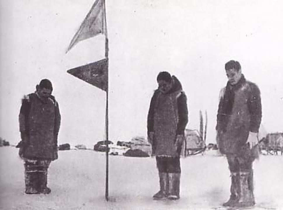Výprava Nobu Shiraseho na juh po Rossovom ľadovom šelfe. Pri dosiahnutom najjužnejšom bode 80°5´ vztýčili japonskú vlajku a vzdali hold Japonsku.