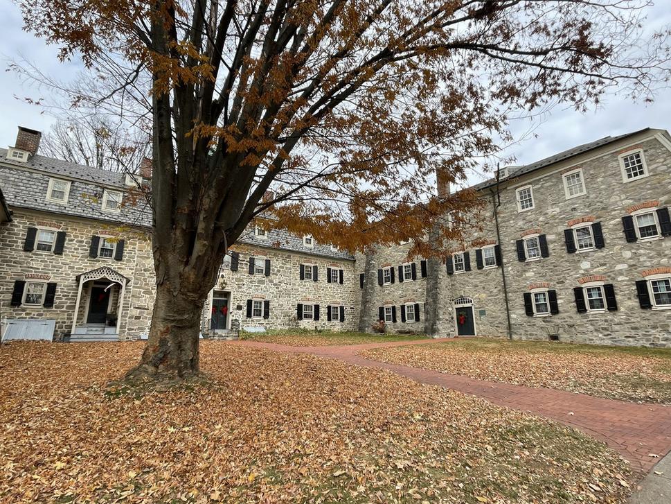 Bell House, v ktorom sa nachádzal Betlehemský ženský seminár - prvá internátna škola pre dievčatá v britsko-amerických kolóniach