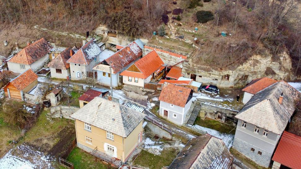 Pokladom ľudovej architektúry je ulička Šurda. Kamenné obydlia vysekané v nej sú slovenskou raritou. Do tufových skál ľudia vytesali obydlia aj hospodárske priestory.