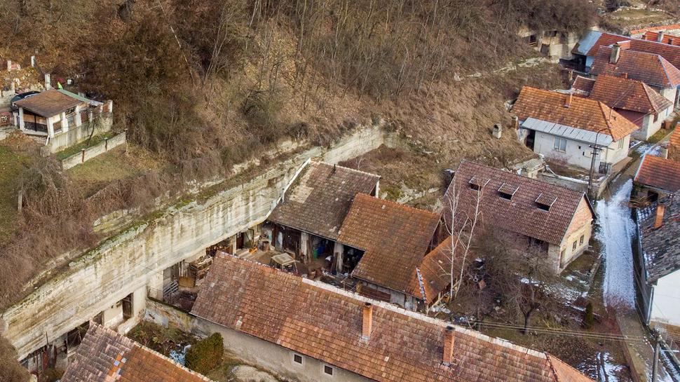 Pokladom ľudovej architektúry je ulička Šurda. Kamenné obydlia vysekané v nej sú slovenskou raritou. Do tufových skál ľudia vytesali obydlia aj hospodárske priestory.